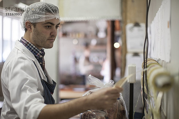 Fleischereiverpackung und Etikettierung von Fleisch in der Metzgerei