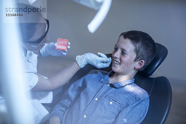 Junge in der Zahnarztpraxis in kieferorthopädischer Behandlung