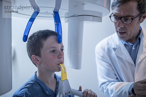 Junge beim Zahnarzt im Röntgengerät