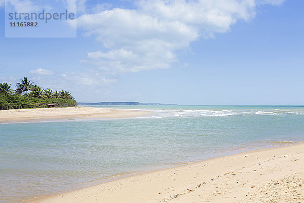 Wolken über Meer und Strand