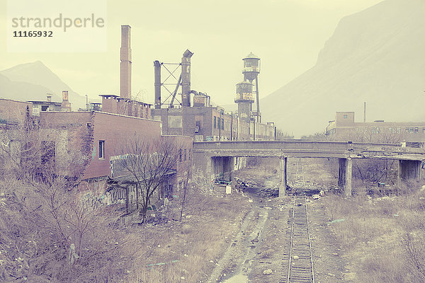 Verfallene Fabrik in der Nähe von Bahngleisen  Detroit  Michigan  Vereinigte Staaten
