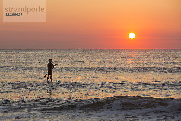 Silhouette eines Mannes auf dem Meer