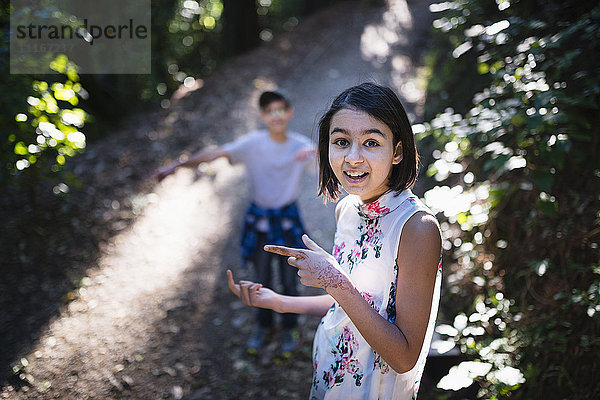 Mixed Race Bruder und Schwester auf sonnigem Weg