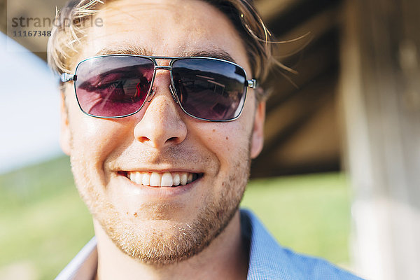 Lächelnder kaukasischer Mann mit Sonnenbrille