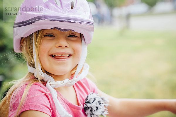 Lächelndes Mixed Race Mädchen mit Helm