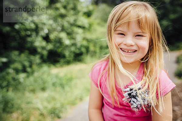 Porträt eines lächelnden gemischtrassigen Mädchens