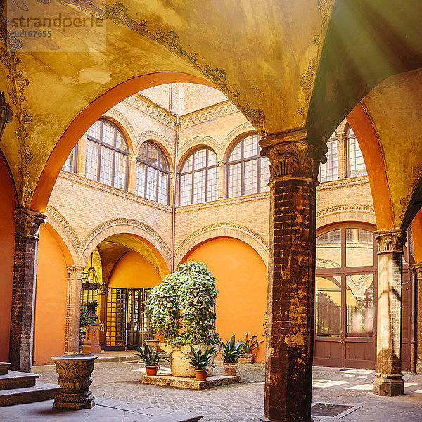 Innenhof in Bologna  Emilia-Romagna  Italien