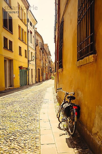 Ein Fahrrad lehnt an einem Gebäude in der Nähe der Straße  Bologna  Emilia-Romagna  Italien