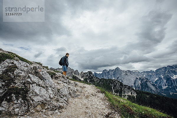 Kaukasischer Mann bewundert Bergkette  Tarvisio  Wien  Österreich