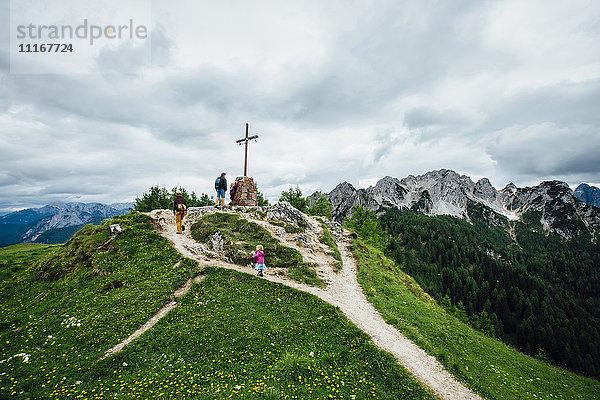 Menschen klettern auf den Hügel zum Kruzifix  Tarvisio  Wien  Österreich
