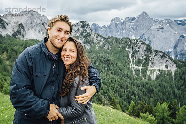 Kaukasisches Paar beim Umarmen einer hübschen Bergkette  Tarvisio  Wien  Österreich