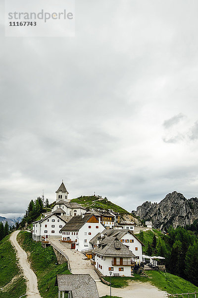 Häuser auf einem Hügel  Tarvisio  Wien  Österreich