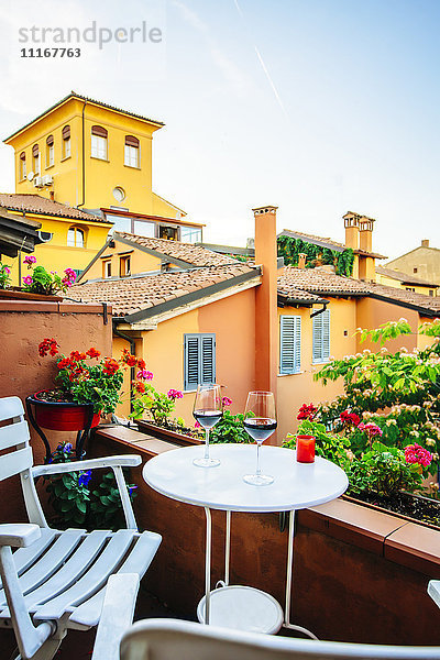 Weingläser auf dem Balkon  Bologna  Emilia-Romagna  Italien