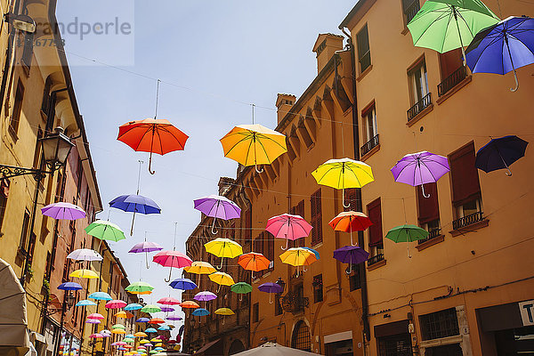 Mehrfarbige Regenschirme hängen im Freien  Bologna  Emilia-Romagna  Italien