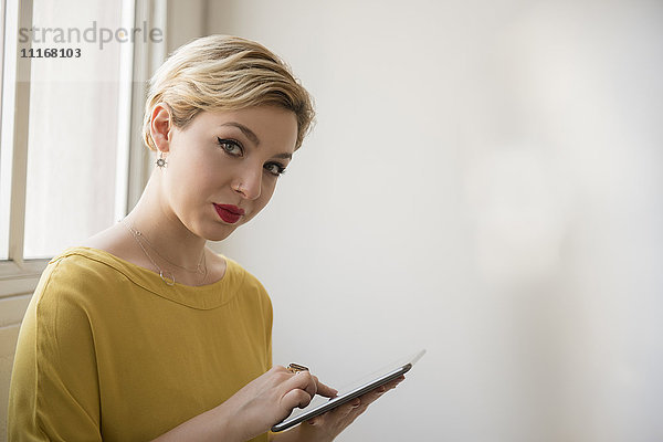 Kaukasische Frau mit digitalem Tablet