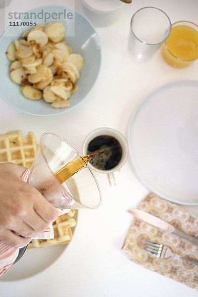 Hochwinkelaufnahme eines Frühstückstisches  Waffeln  Bratkartoffeln  Kaffee und Saft.