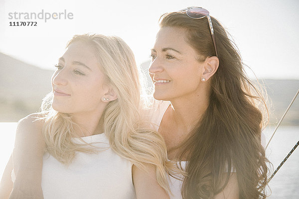 Mutter und ihre blonde Teenager-Tochter auf einem Segelboot.