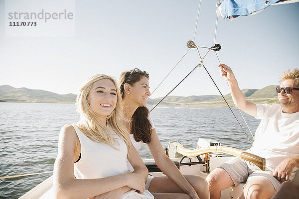 Mann  Frau und ihre blonde Teenager-Tochter auf einem Segelboot.