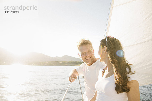 Mann und Frau auf einem Segelboot.