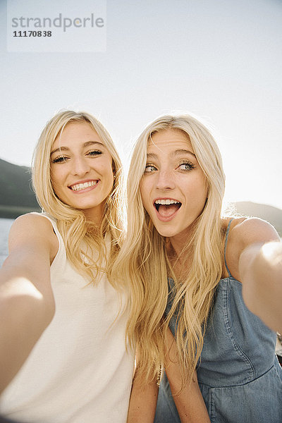 Porträt von zwei blonden Schwestern auf einem Segelboot.
