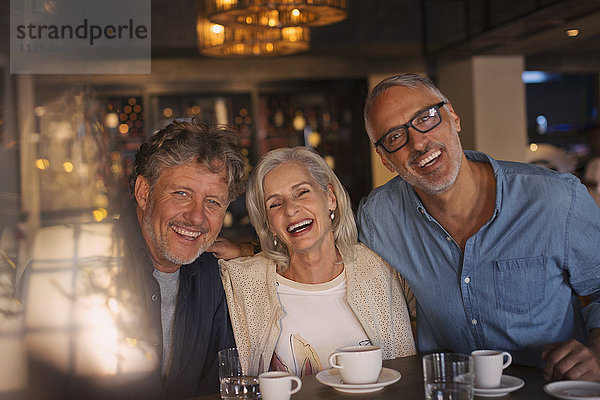Portrait lachende Freunde beim Kaffeetrinken im Restaurant