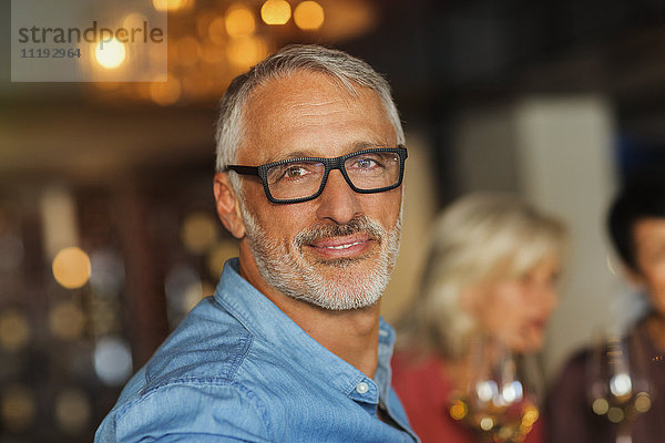 Porträt selbstbewusster Mann mit Brille an der Bar