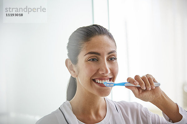 Frau beim Zähneputzen mit Zahnbürste