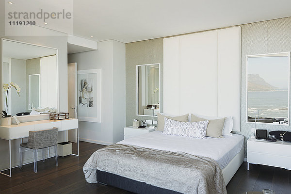 Modernes weißes Luxus-Schlafzimmer im Schaufenster