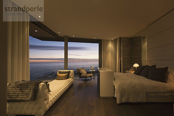 Twilight Blick auf den Ozean jenseits Luxus Haus Showcase Schlafzimmer