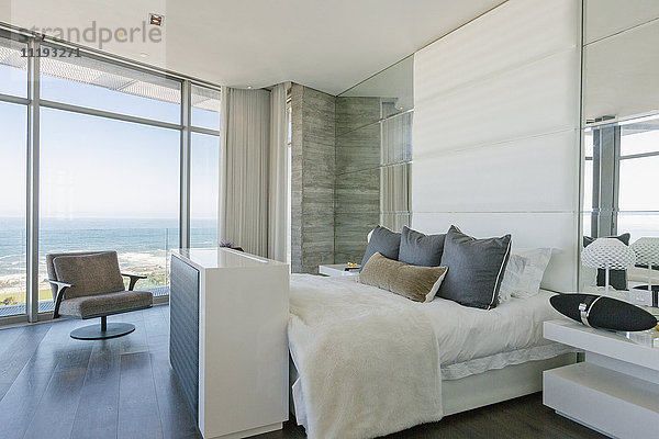 Luxus modernes Haus Schaufenster Schlafzimmer mit Meerblick