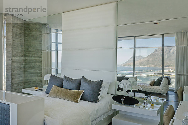 Luxus modernes Haus Schaufenster Schlafzimmer mit Blick auf das Meer und die Berge