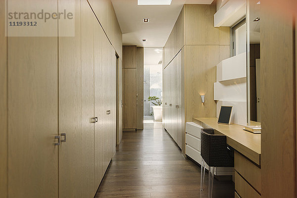 Moderner  luxuriöser Korridor für Holzhäuser