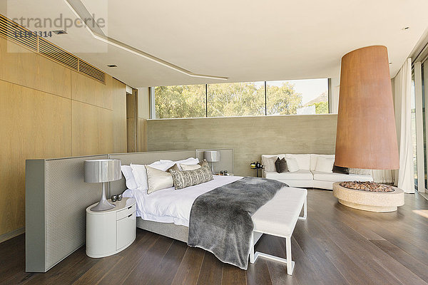 Modernes luxuriöses Musterhaus Schlafzimmer mit Kamin