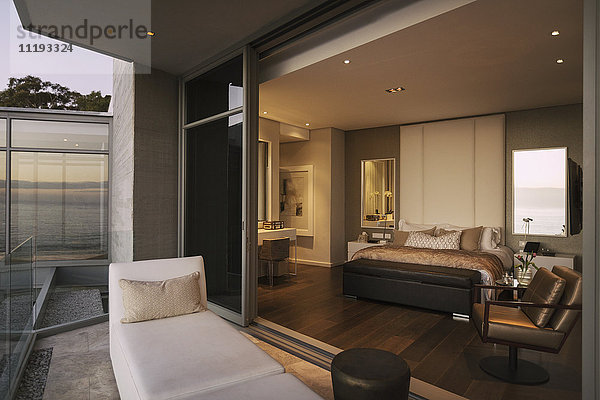 Modernes luxuriöses Musterhaus - Schlafzimmer mit Zugang zum Balkon