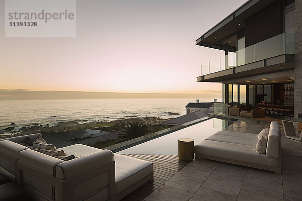 Ruhiger Sonnenuntergang mit Meerblick jenseits der modernen  luxuriösen Terrasse.