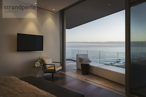 Ruhige Dämmerung Blick auf den Ozean jenseits der modernen Luxus Hause Showcase Balkon