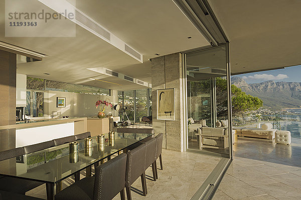 Sonnige  moderne Luxuswohnung mit Esszimmer und Zugang zum Balkon