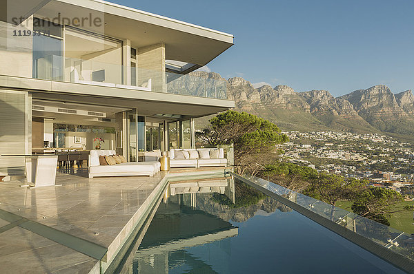 Sonniges  modernes  luxuriöses Haus mit Pool und Bergblick