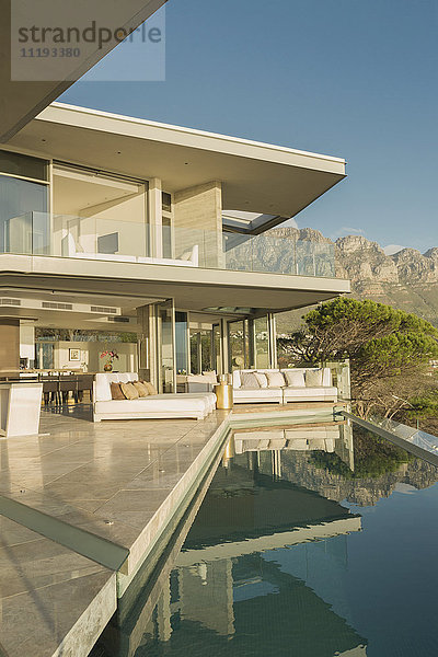 Sonniger  moderner  luxuriöser Innenhof mit Pool- und Bergblick