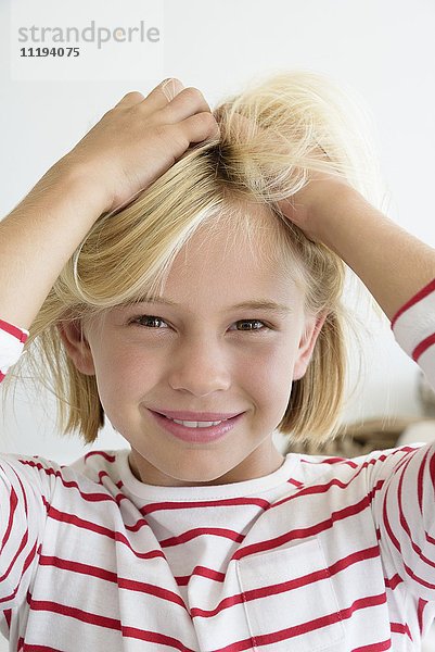 Porträt eines glücklichen kleinen Mädchens mit Haaren
