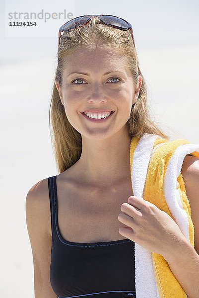 Porträt einer schönen Frau am Strand stehend