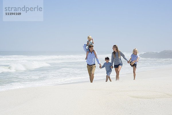 Familienwanderung am Strand