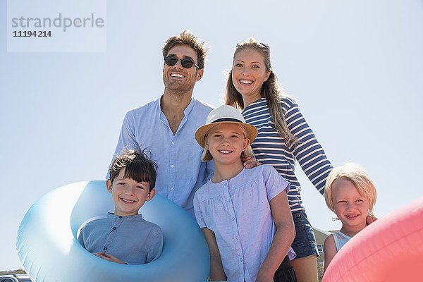 Porträt einer glücklichen Familie am Strand