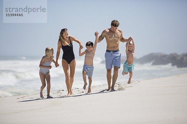Glückliche Familie genießt am Strand