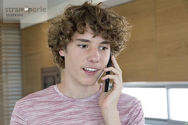 Teenager-Junge spricht auf einem Handy