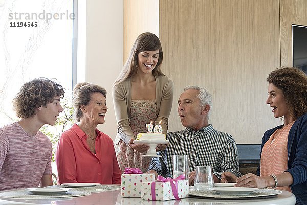 Glückliche Großeltern feiern Geburtstag mit Enkelkindern zu Hause