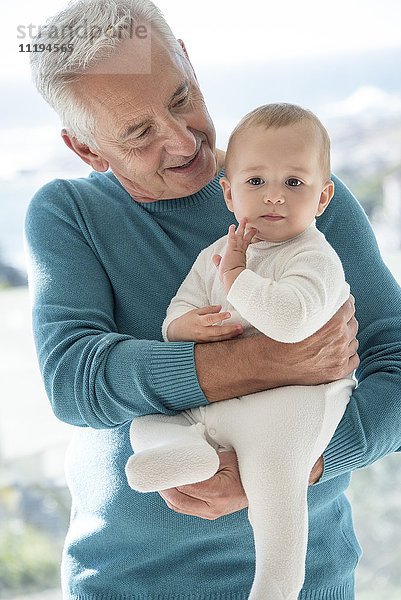 Glücklicher Großvater mit kleiner Enkelin