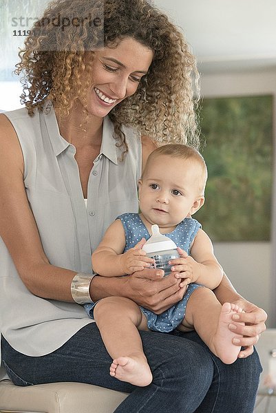 Nahaufnahme einer Mutter und Tochter mit Babyflasche