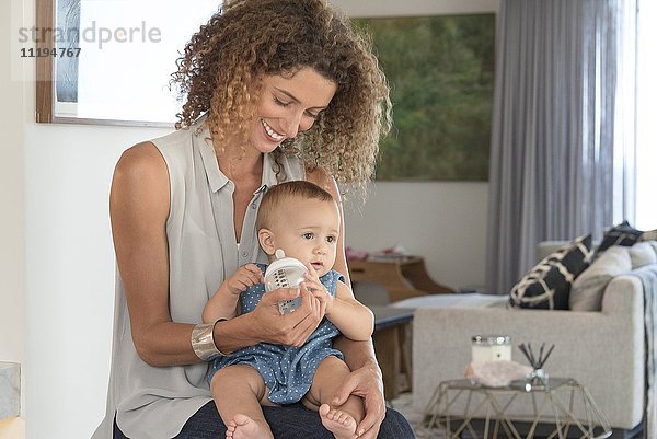 Nahaufnahme einer Mutter und Tochter mit Babyflasche