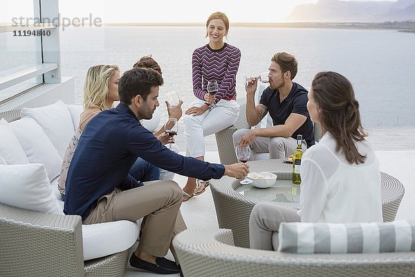 Eine Gruppe von Freunden genießt den Wein in einem Resort.